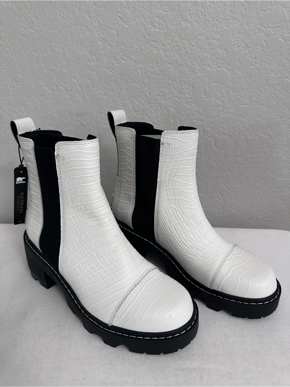 SOREL Women's Joan Now Chelsea Boot Size 8.5 Chalk/Black